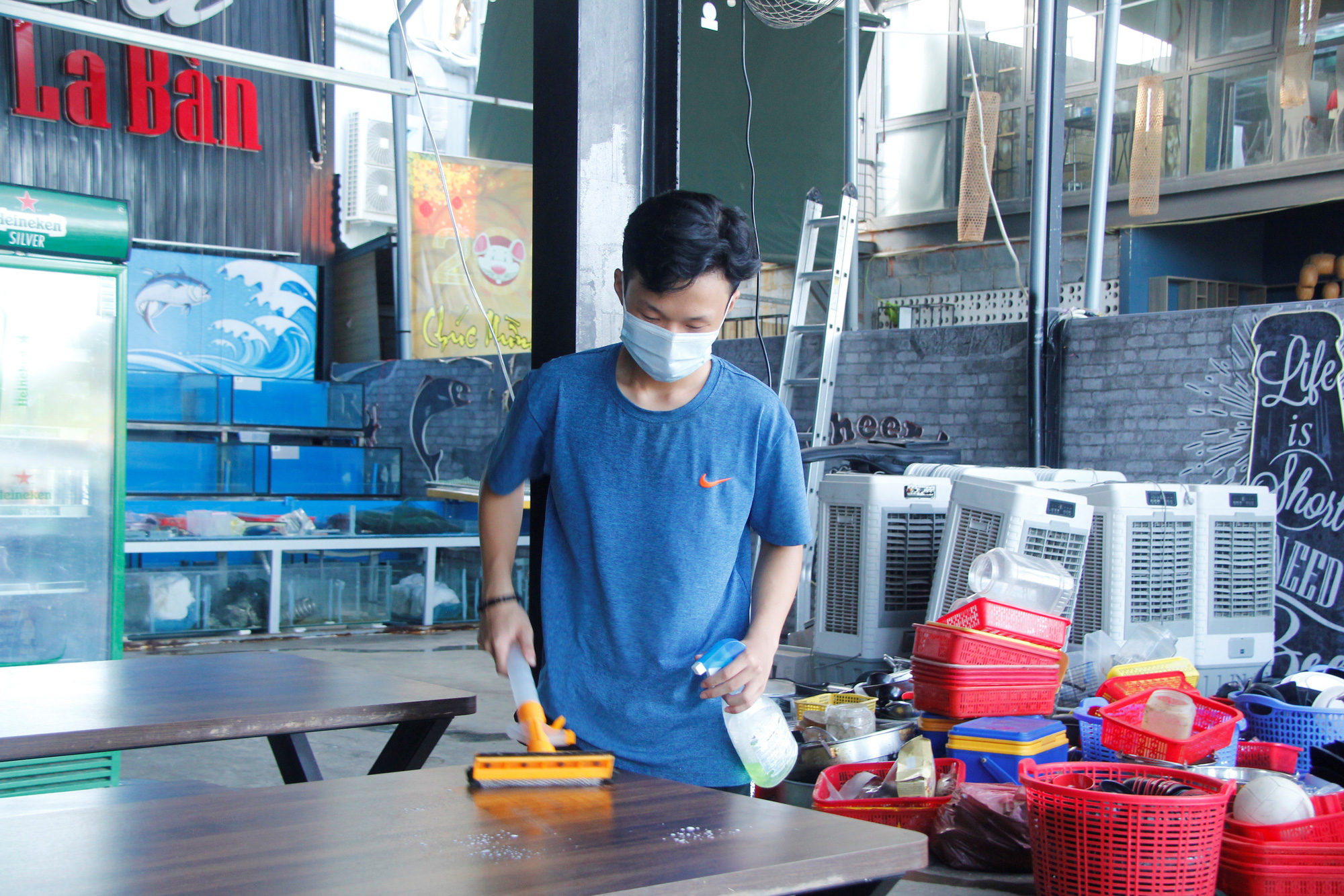 Đ&agrave; Nẵng tất bật trước giờ G cho ph&eacute;p nh&agrave; h&agrave;ng, qu&aacute;n ăn phục vụ tại chỗ - Ảnh 2.