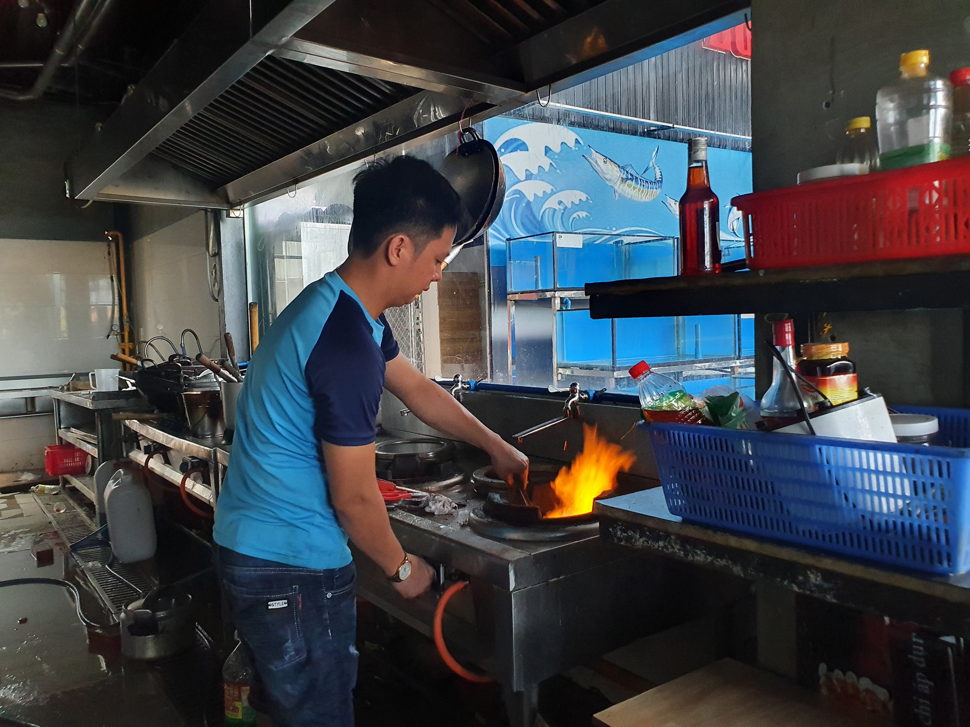 Đ&agrave; Nẵng tất bật trước giờ G cho ph&eacute;p nh&agrave; h&agrave;ng, qu&aacute;n ăn phục vụ tại chỗ - Ảnh 4.