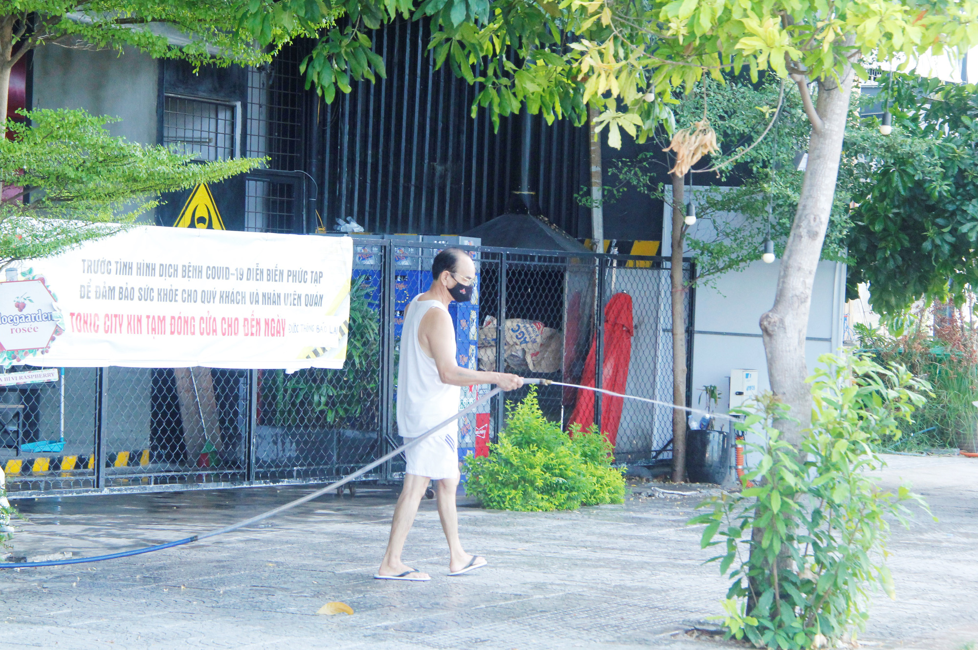 Đ&agrave; Nẵng tất bật trước giờ G cho ph&eacute;p nh&agrave; h&agrave;ng, qu&aacute;n ăn phục vụ tại chỗ - Ảnh 5.