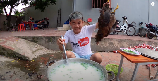 Con trai bà Tân Vlog bị phạt 7,5 triệu đồng vì đăng video "nấu cháo gà nguyên lông" gây phẫn nộ