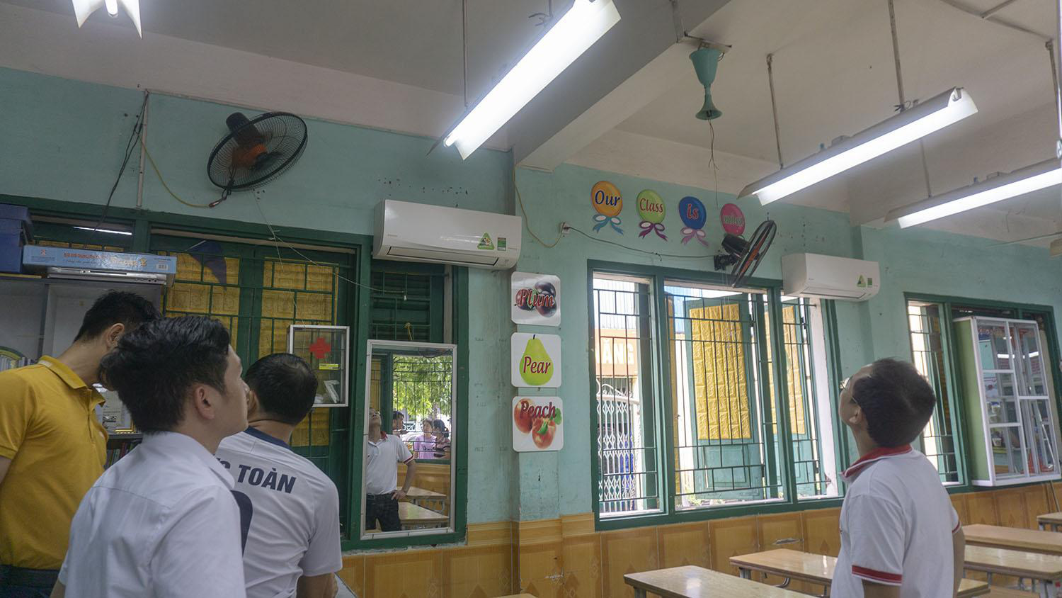 Quạt trần lớp học đang quay bất ngờ rơi xuống bàn, 1 học sinh bị thương - Ảnh 2.