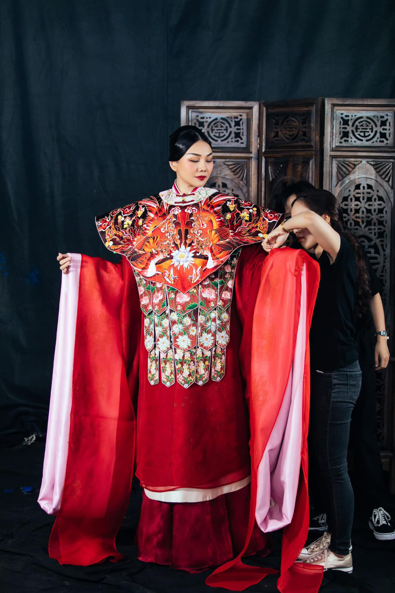 Trang phục Thái hậu Dương Vân Nga giống thời Mãn Thanh, nhà thiết kế nói gì? - Ảnh 3.