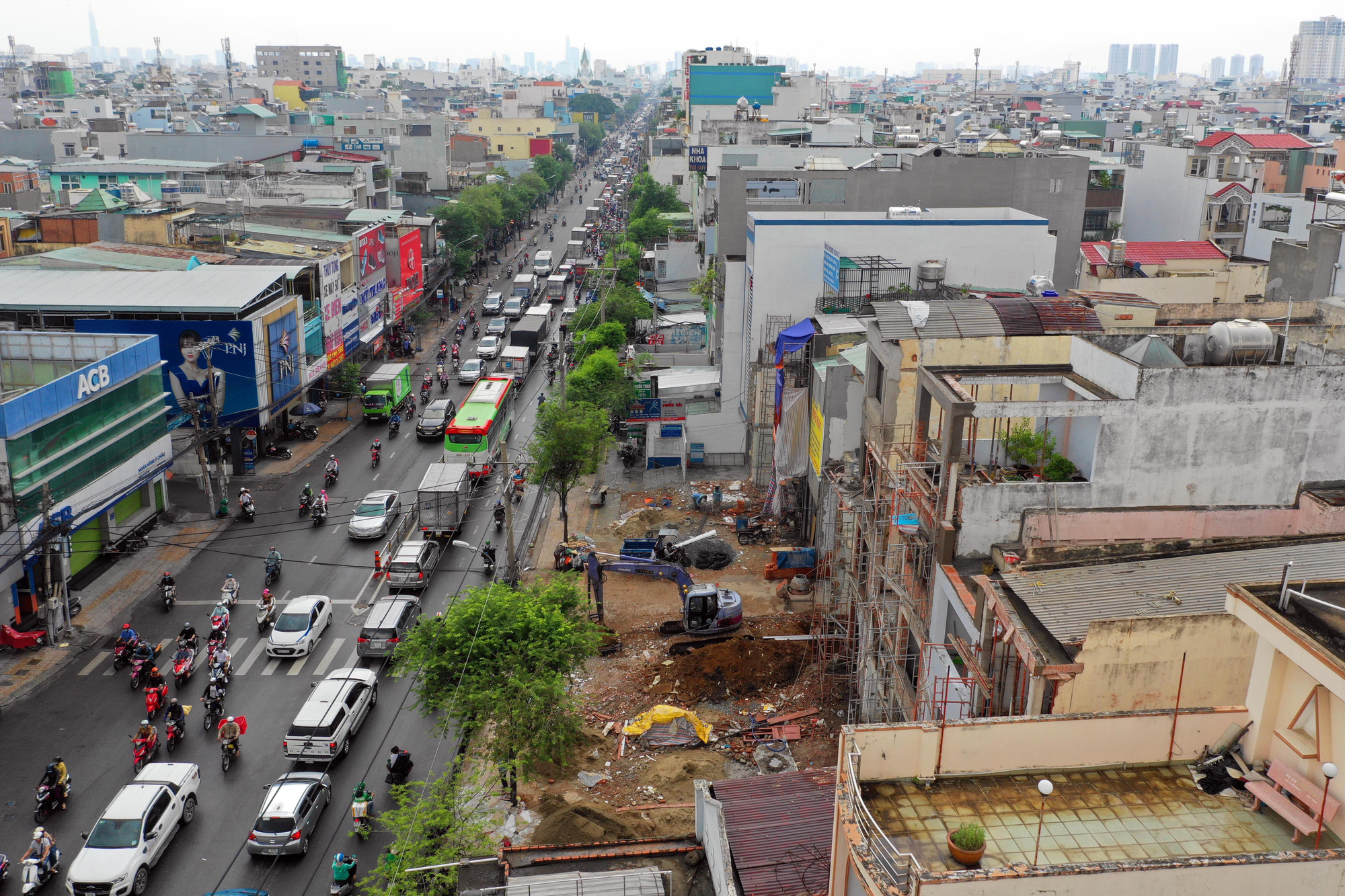 Loạt ảnh hối hả bàn giao mặt bằng metro số 2 vào sáng 11-9 - Ảnh 1.