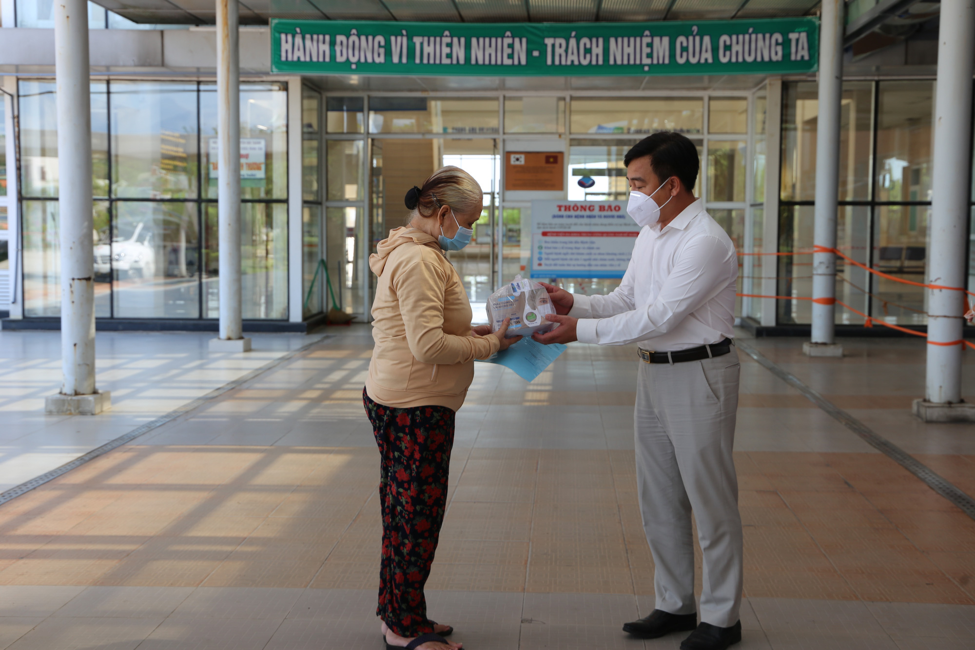 Bệnh nhân liệt nửa người kèm nhiều bệnh nền nặng ở Quảng Nam chiến thắng Covid-19