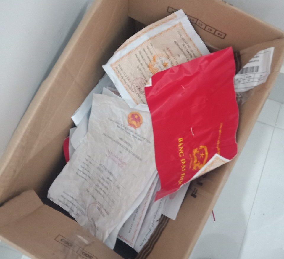 Bắt khẩn cấp hai đối tượng thủ súng, làm giả bằng đại học, sổ đỏ đất