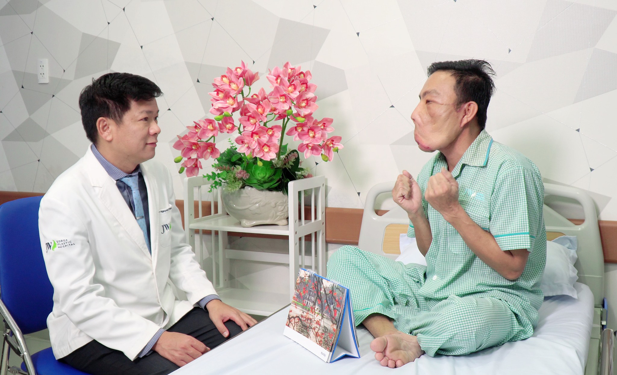 Đại phẫu lần 2, bác sĩ hứa đưa chàng trai "mặt quỷ" uống cà phê