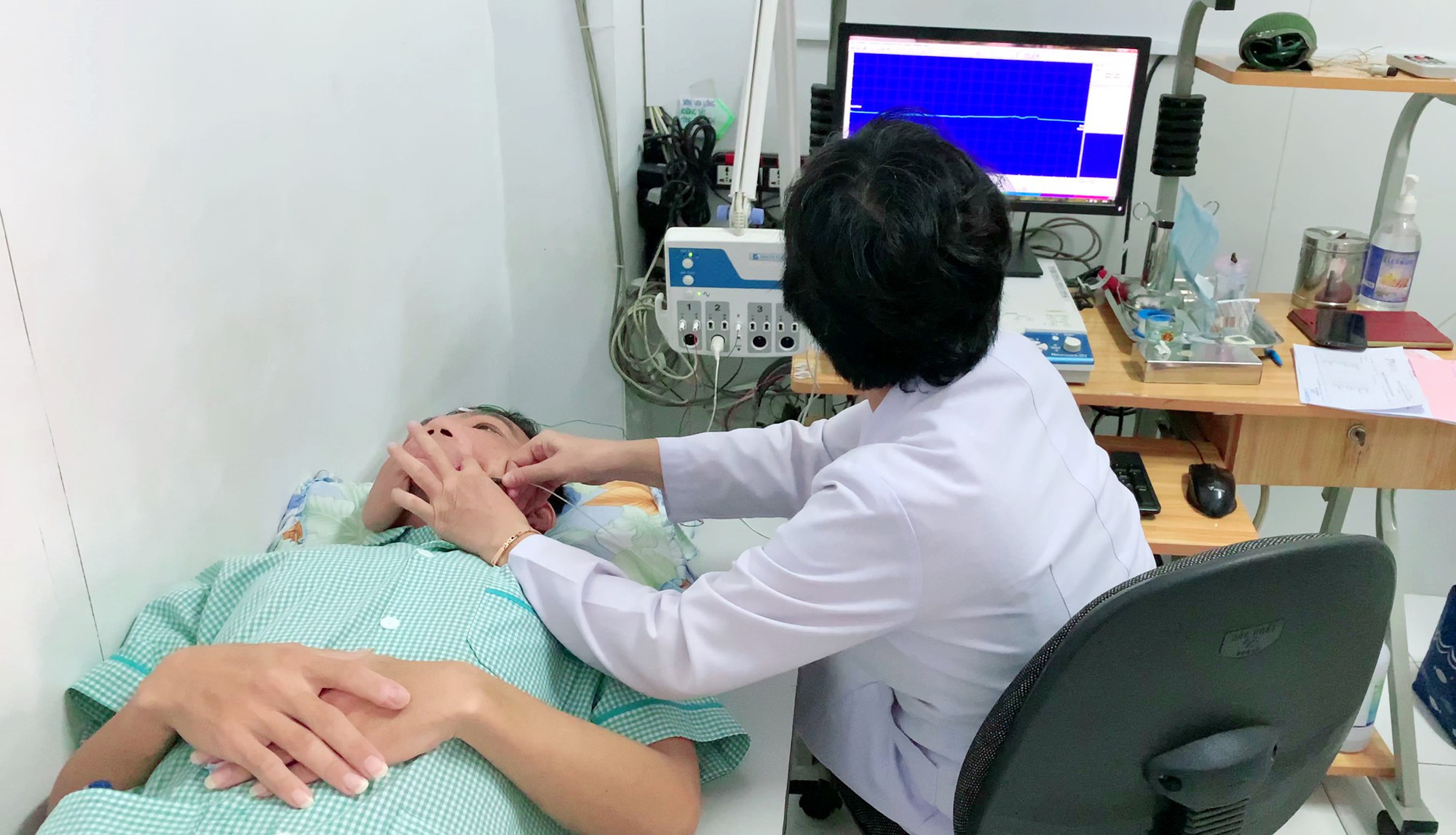 Đại phẫu lần 2, bác sĩ hứa đưa chàng trai mặt quỷ uống cà phê - Ảnh 3.