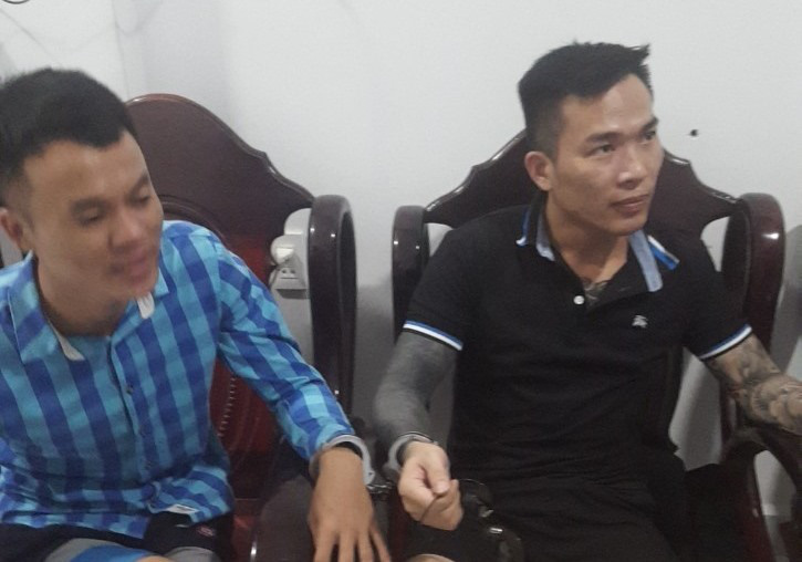 Bắt khẩn cấp hai đối tượng làm giả Sổ đỏ, thủ súng hoa cải - Ảnh 2.