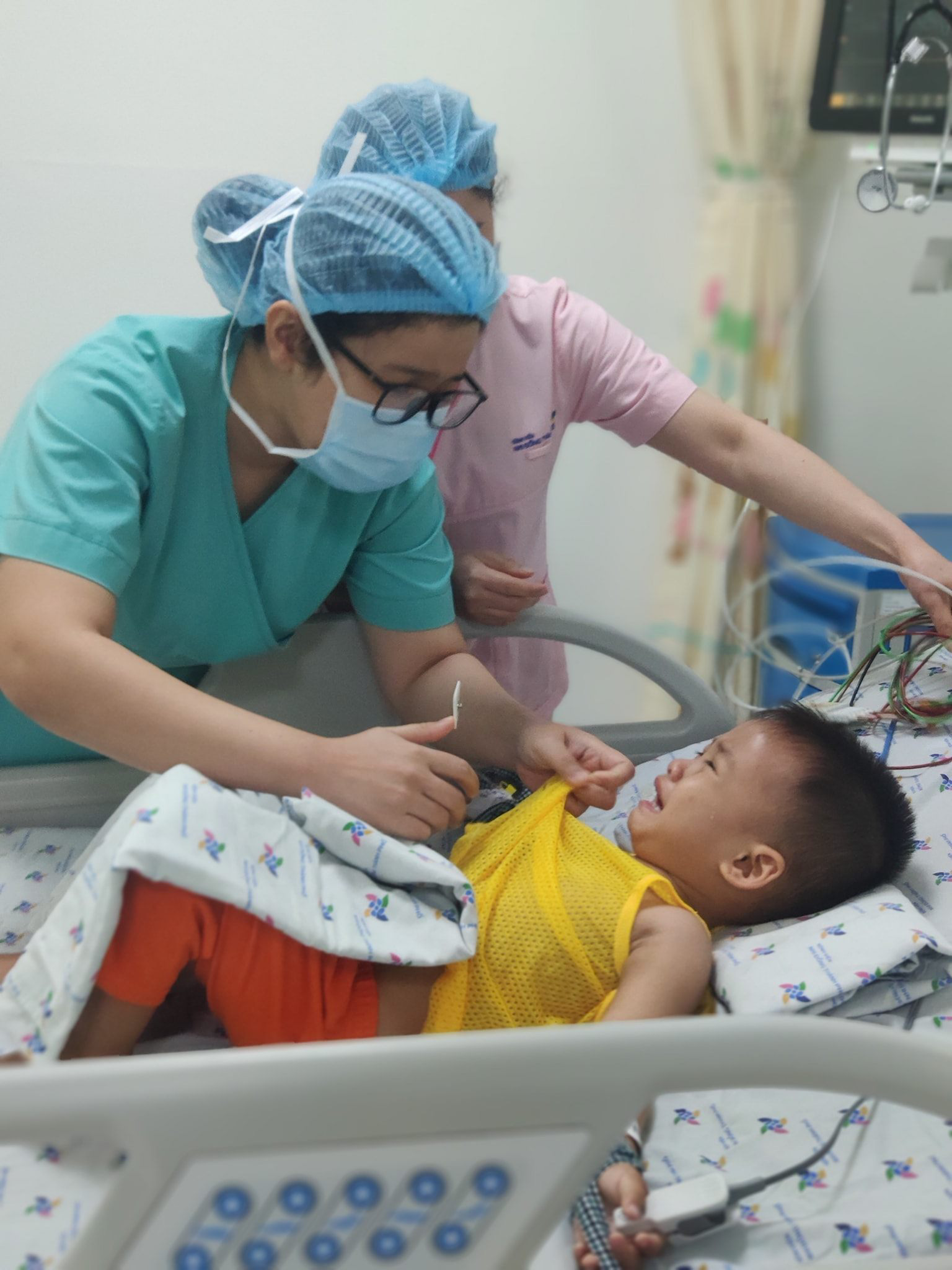 Cấp cứu bé trai uống độc chất mà tưởng nước thường