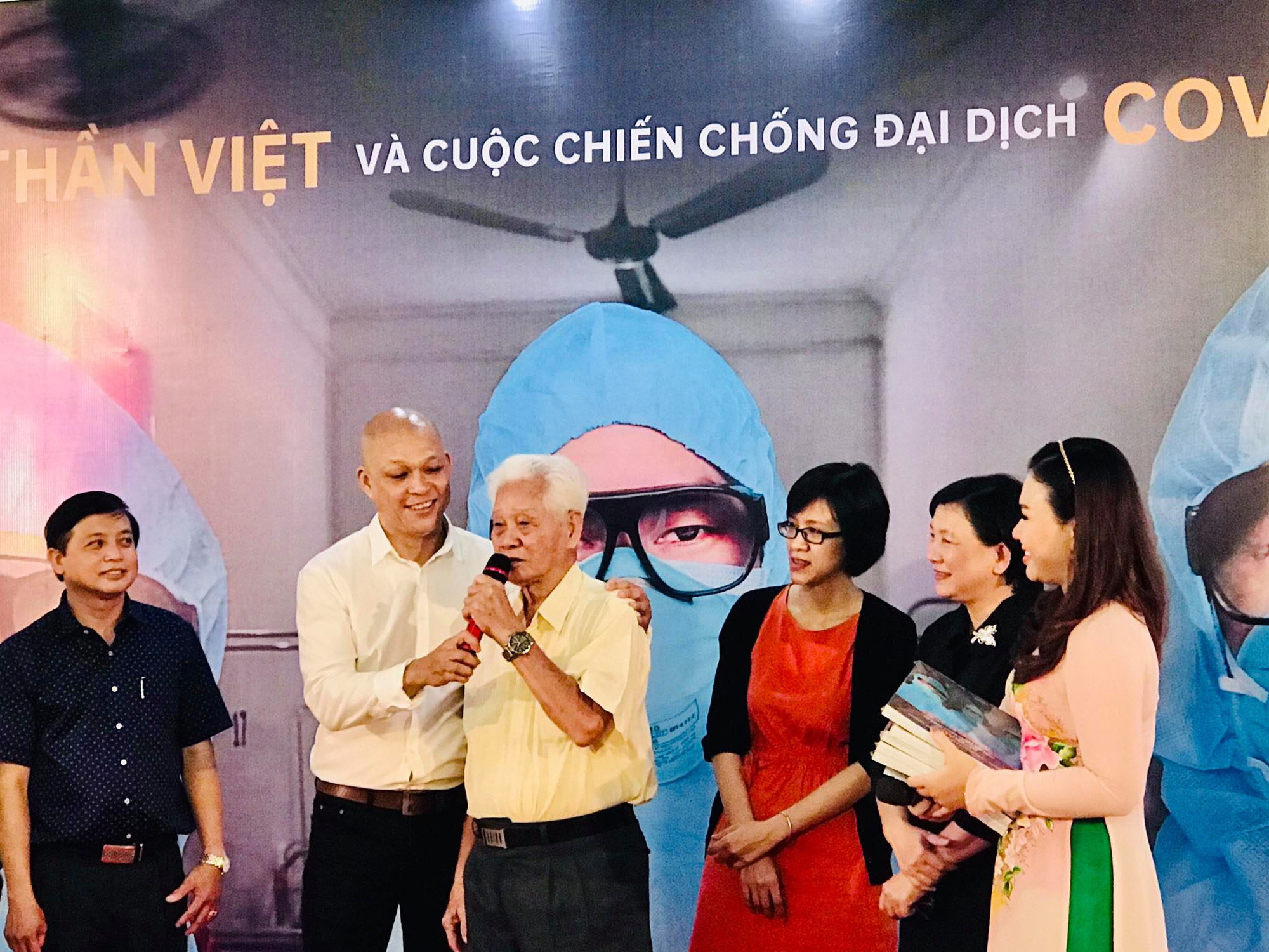 Đầy cảm xúc với triển lãm ảnh về cuộc chiến chống Covid-19 của Nguyễn Á - Ảnh 11.