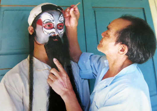 Hiếm nghệ nhân vẽ mặt tuồng