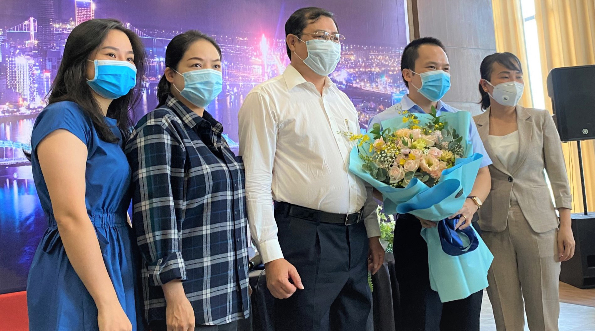 Chủ tịch Đà Nẵng: Tri ân và tiễn 4 đoàn y, bác sĩ cuối cùng chi viện chống dịch rời Đà Nẵng - Ảnh 3.