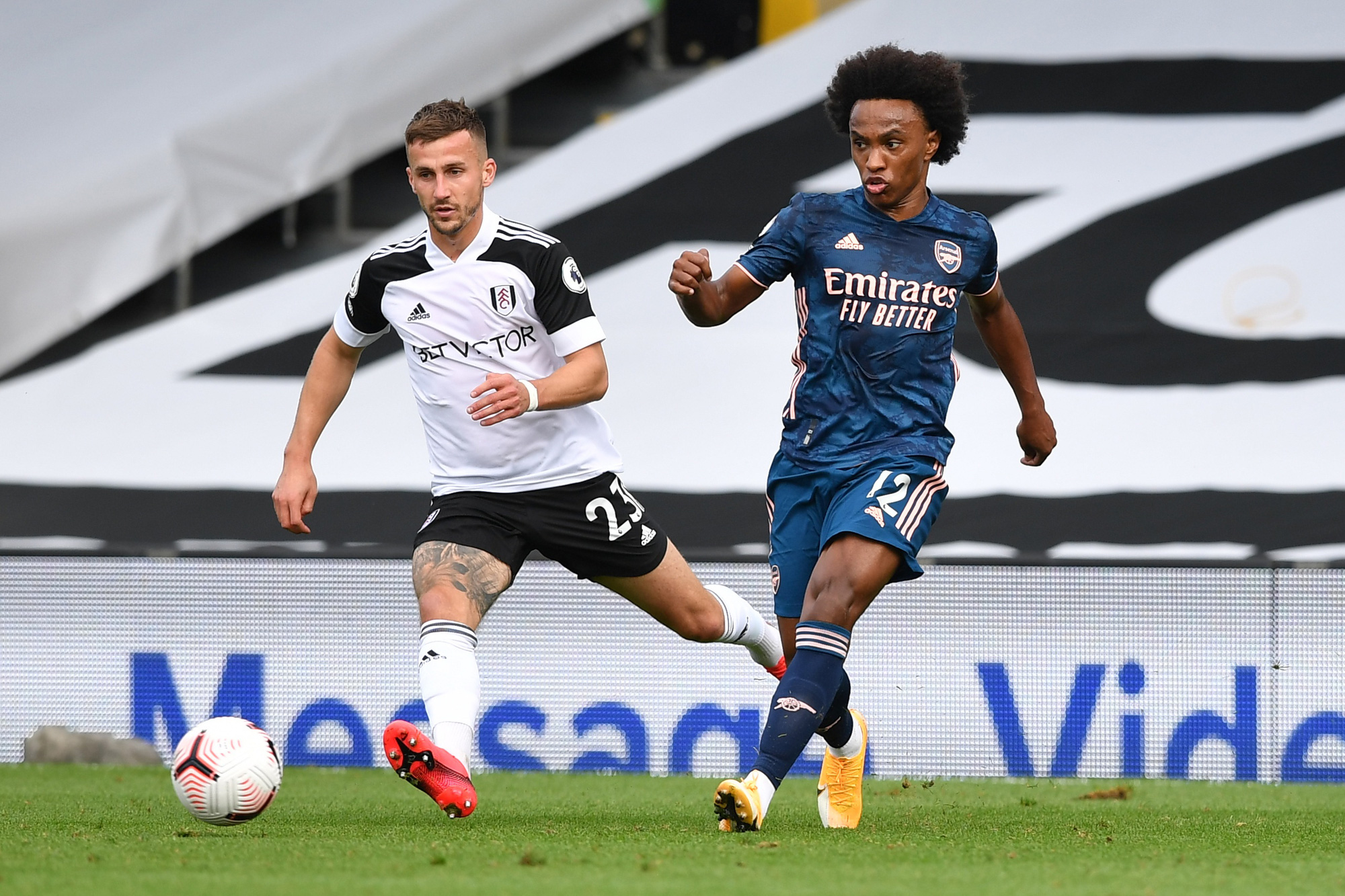 Tân binh Willian tỏa sáng, Arsenal thắng đậm trận derby London