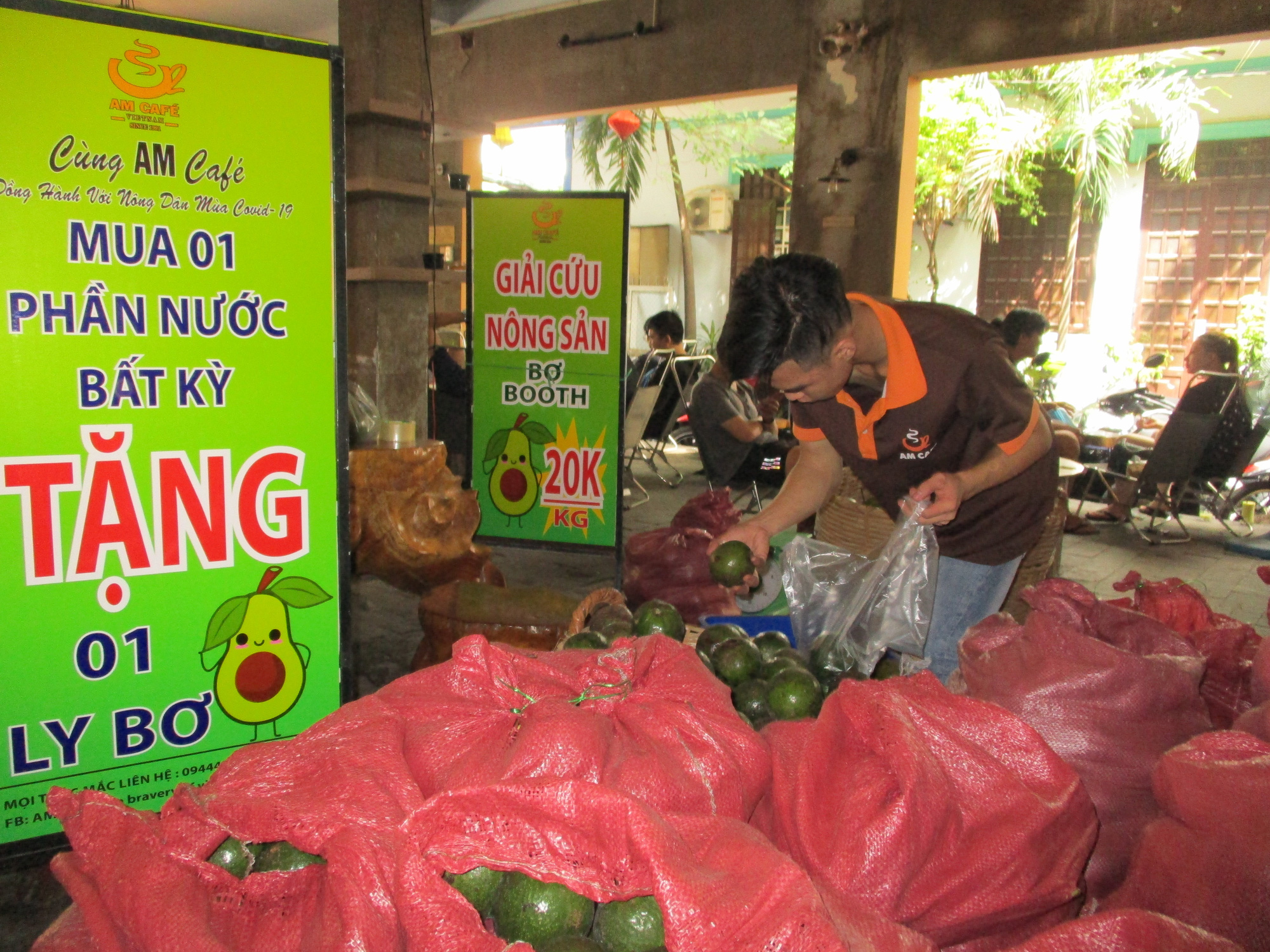 Đến lượt bơ Booth rơi vào cảnh "giải cứu"
