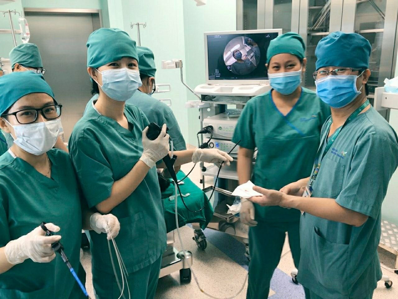 Bé gái bị đèn led đồ chơi lọt vào đường thở