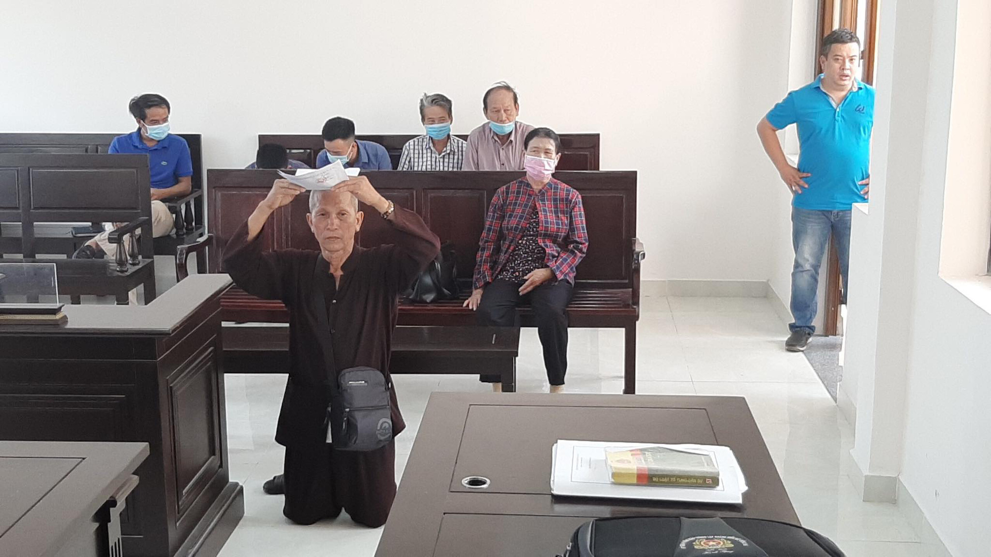 Đồng Nai: Người đ&agrave;n &ocirc;ng quỳ giữa t&ograve;a xin xử &aacute;n - Ảnh 1.