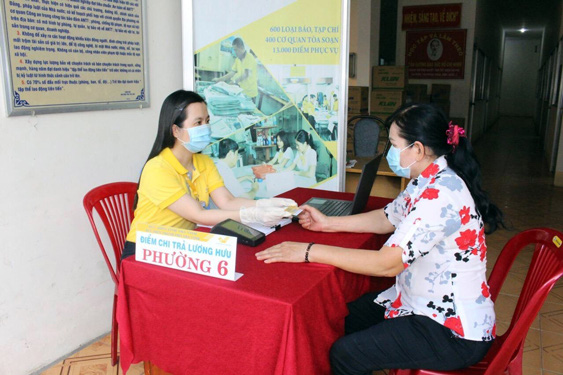 Khuyến khích nhận lương hưu, trợ cấp qua thẻ ATM