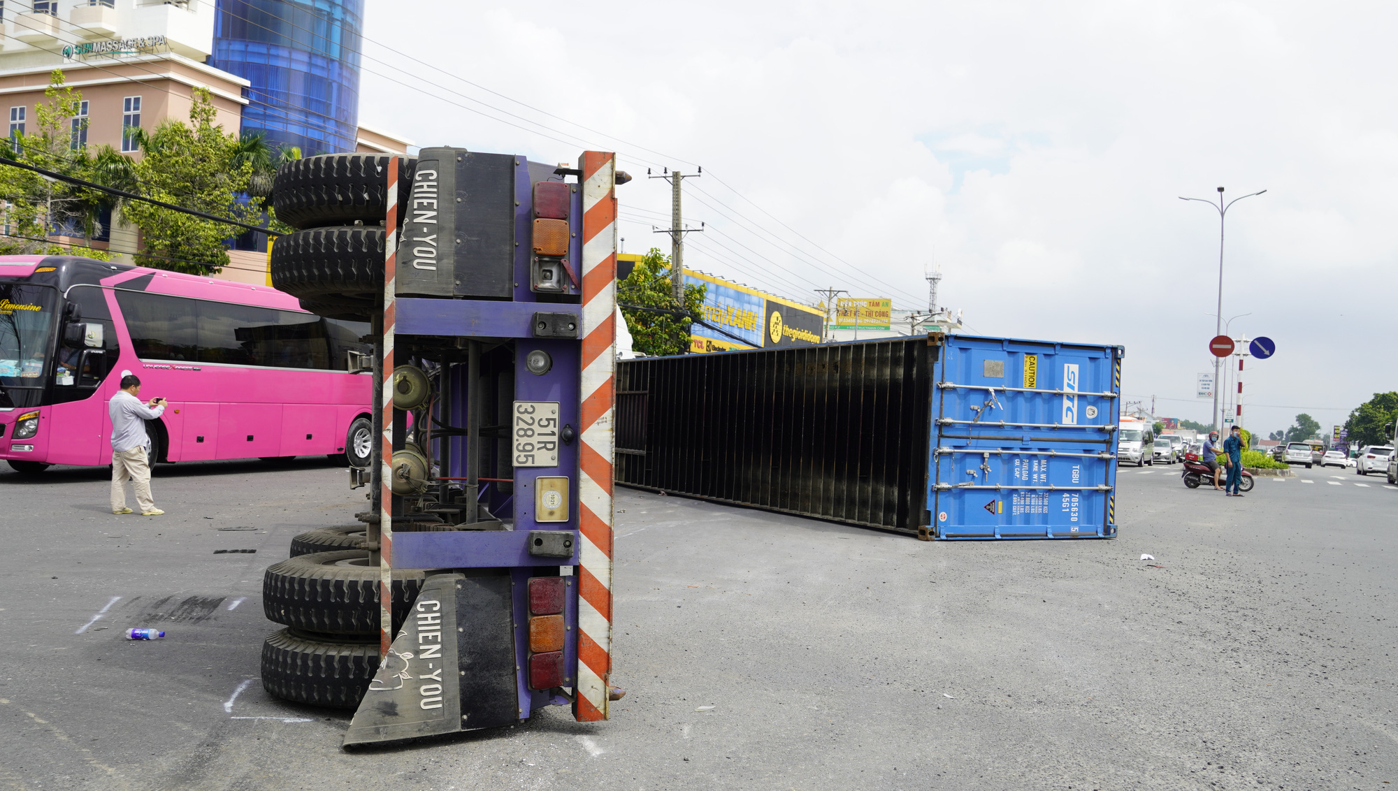 CLIP: Thùng container văng xuống đường, ôtô 5 chỗ biến dạng trên Quốc lộ 51