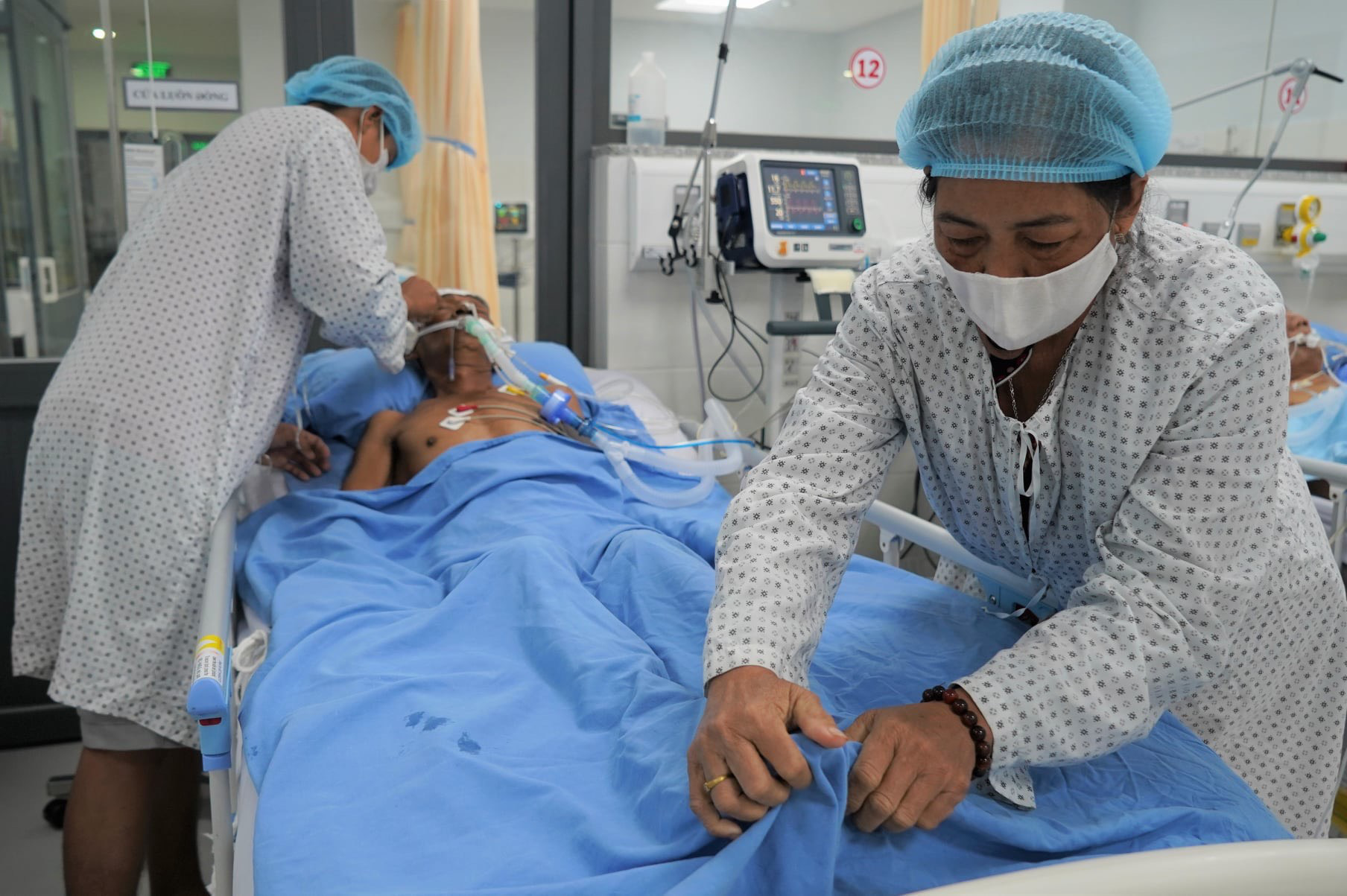 Người đ&agrave;n &ocirc;ng m&igrave;nh treo lủng lẳng, đầu kẹt tr&ecirc;n c&acirc;y dừa 4 m cần gi&uacute;p đỡ - Ảnh 1.