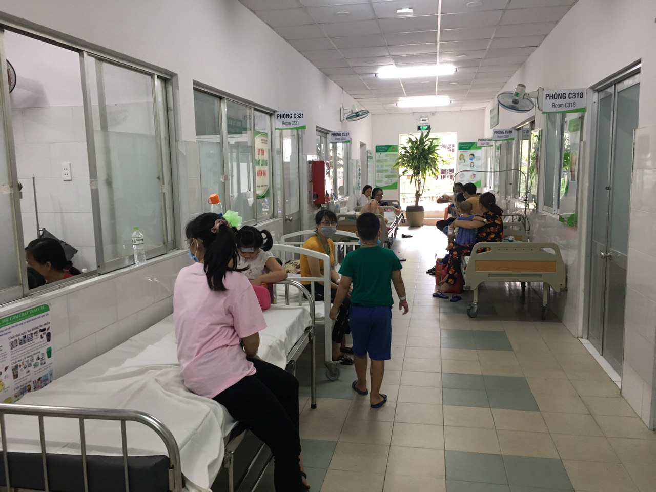 TP HCM: Tìm hiểu nguyên nhân nhiều học sinh nhập viện nghi do ngộ độc thực phẩm