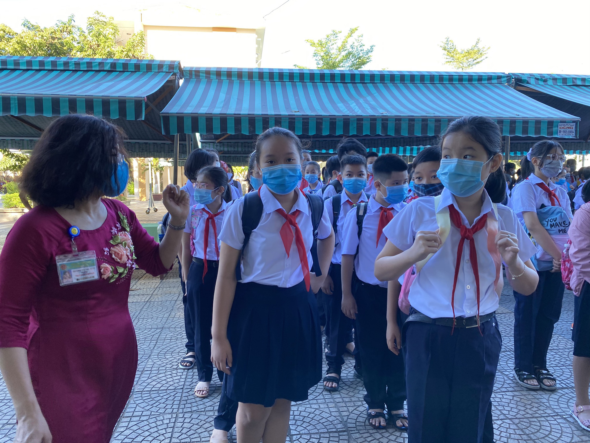 Đ&agrave; Nẵng: Học sinh mang th&ocirc;ng điệp &ldquo;5K&rdquo; đến trường, sau 1 tuần học trực tuyến - Ảnh 6.