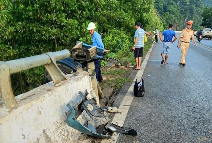 Xe tải tông thành cầu rồi lao xuống vực sâu, 1 người tử vong