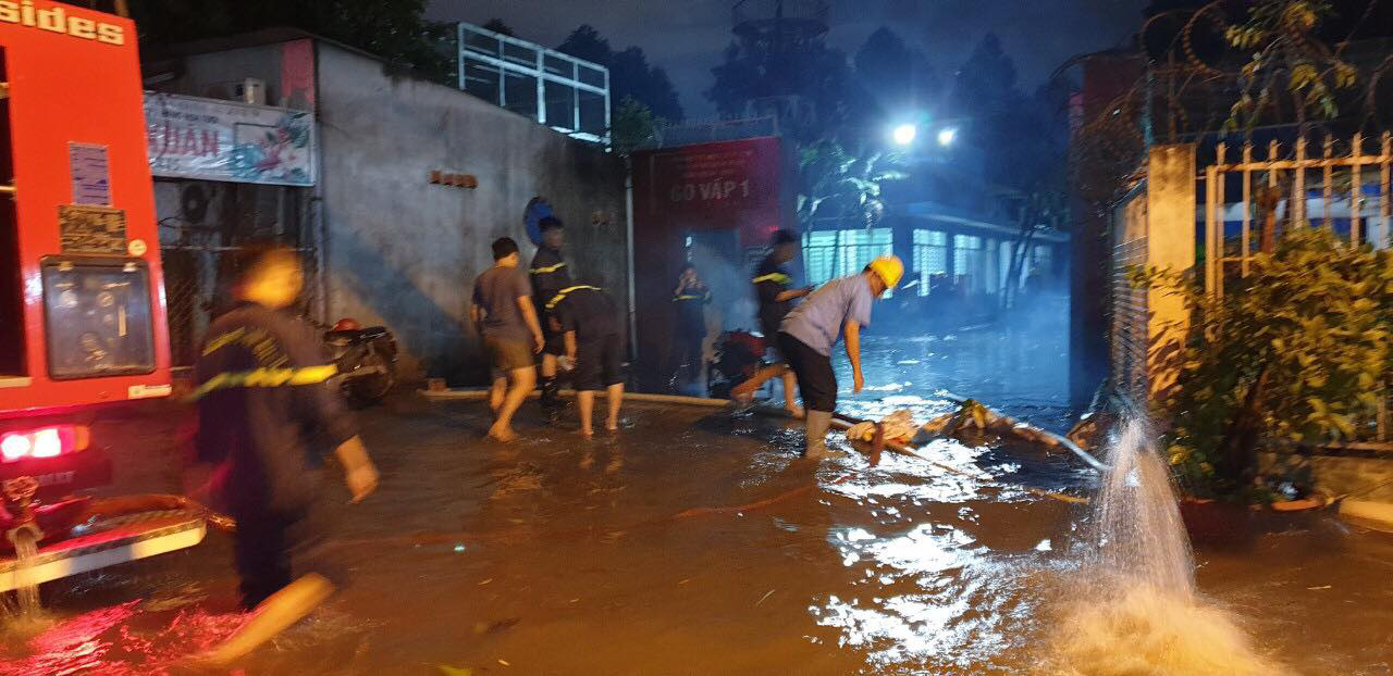 Clip: C&ocirc;ng an, d&acirc;n ph&ograve;ng TP HCM &ldquo;giải cứu&rdquo; nhiều phương tiện ngập s&acirc;u sau trận mưa k&eacute;o d&agrave;i - Ảnh 4.
