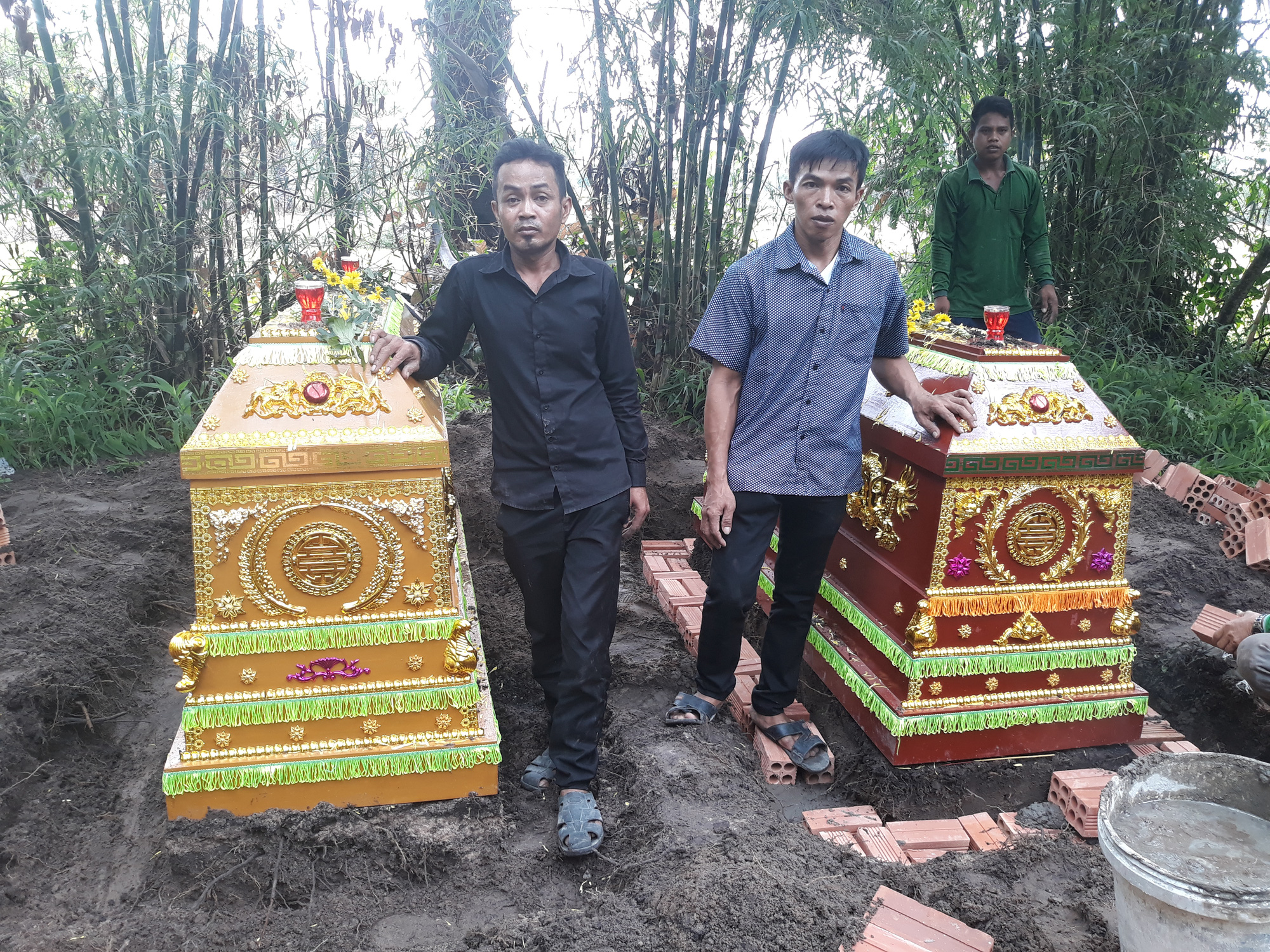 Nghẹn ng&agrave;o tiễn đưa 5 học sinh chết đuối v&agrave;o l&ograve;ng đất lạnh - Ảnh 8.