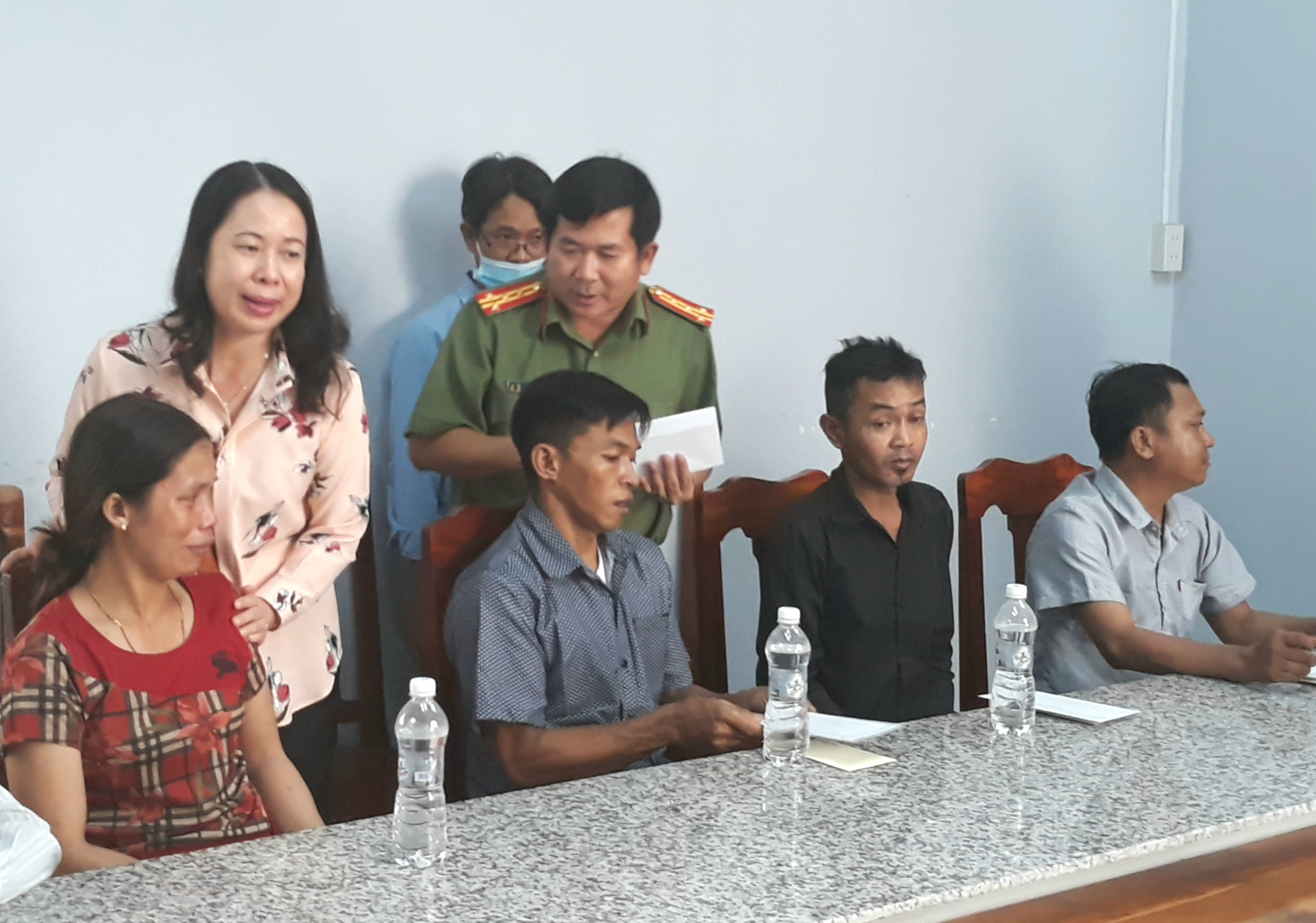 Nghẹn ng&agrave;o tiễn đưa 5 học sinh chết đuối v&agrave;o l&ograve;ng đất lạnh - Ảnh 1.
