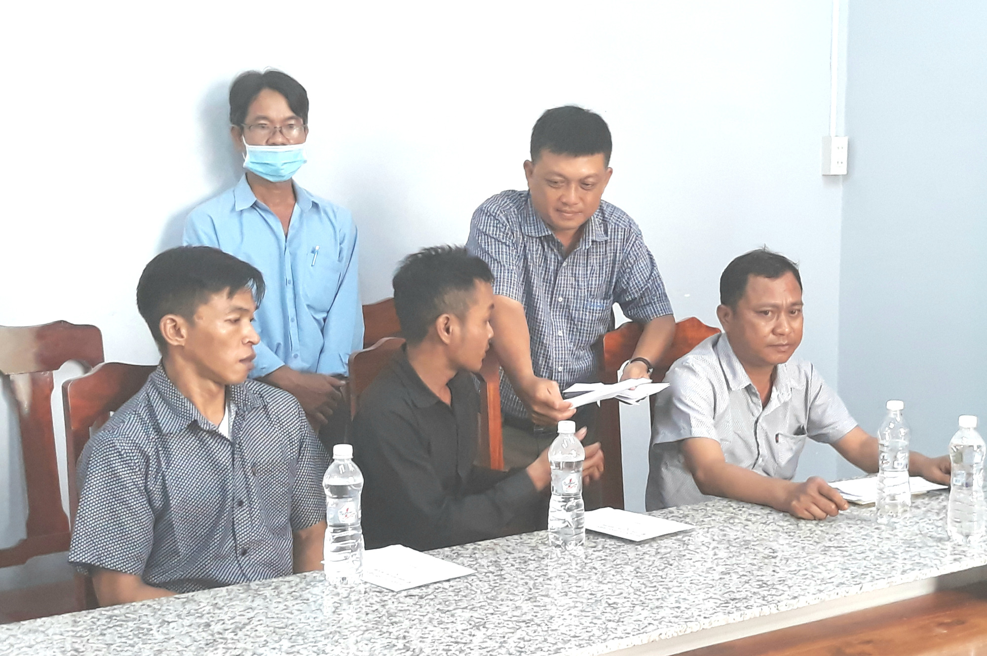 Nghẹn ng&agrave;o tiễn đưa 5 học sinh chết đuối v&agrave;o l&ograve;ng đất lạnh - Ảnh 2.