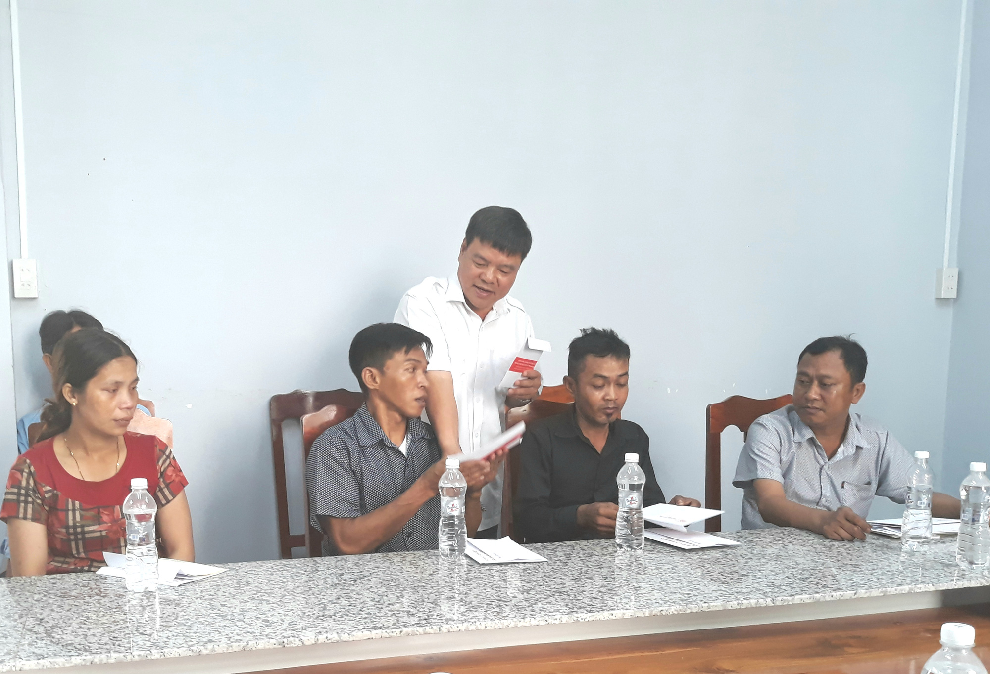 Nghẹn ng&agrave;o tiễn đưa 5 học sinh chết đuối v&agrave;o l&ograve;ng đất lạnh - Ảnh 3.
