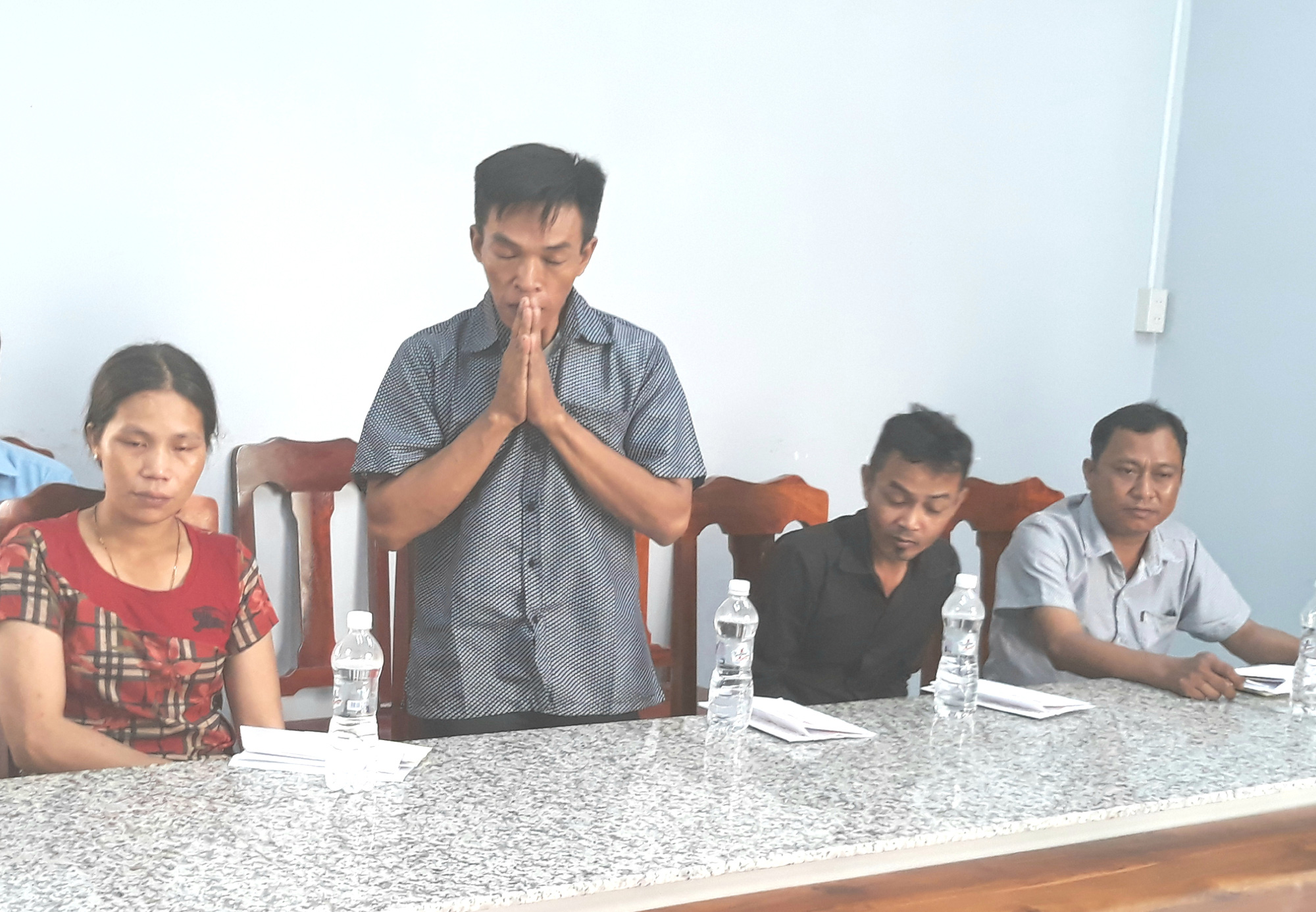 Nghẹn ng&agrave;o tiễn đưa 5 học sinh chết đuối v&agrave;o l&ograve;ng đất lạnh - Ảnh 4.