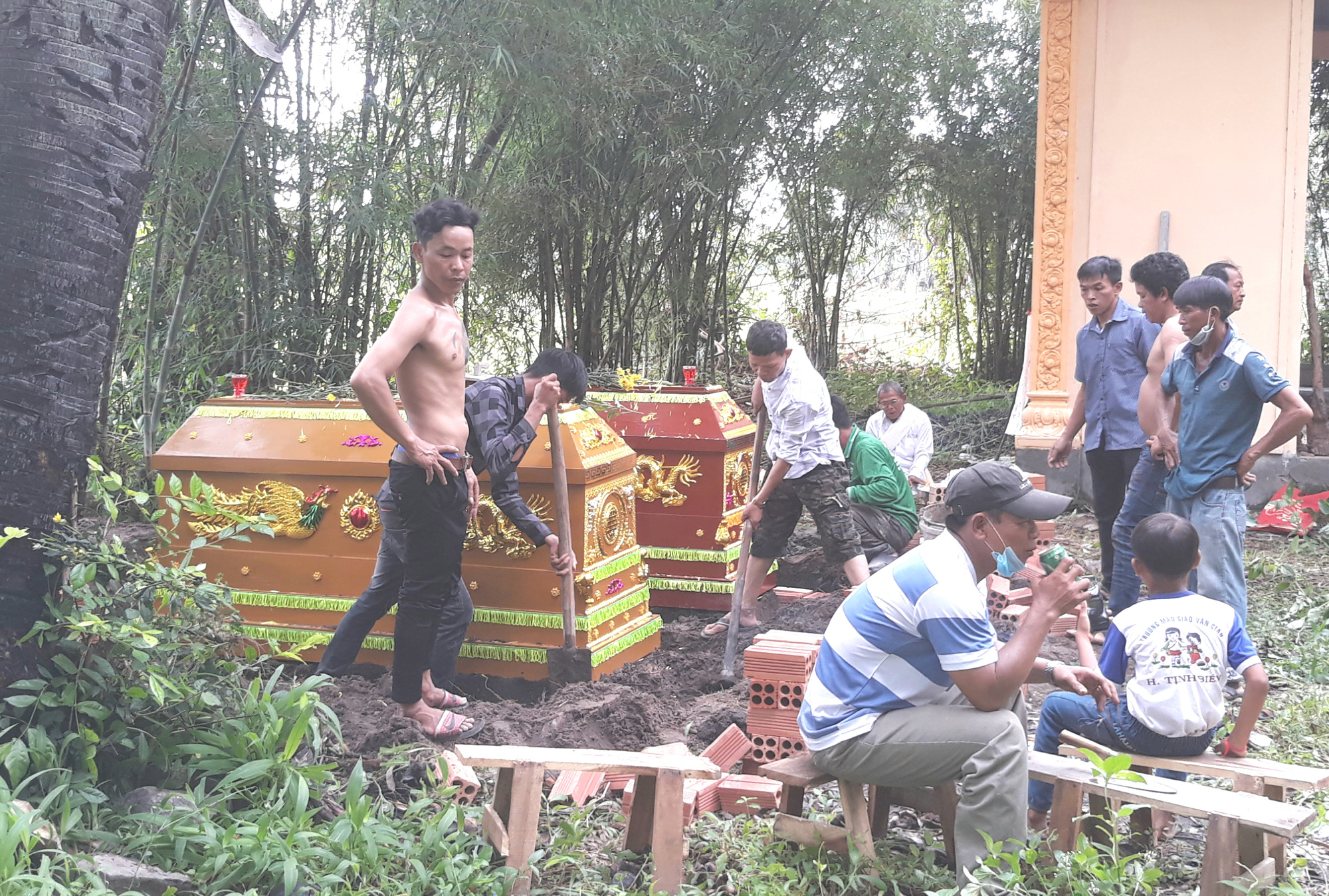 Nghẹn ng&agrave;o tiễn đưa 5 học sinh chết đuối v&agrave;o l&ograve;ng đất lạnh - Ảnh 7.