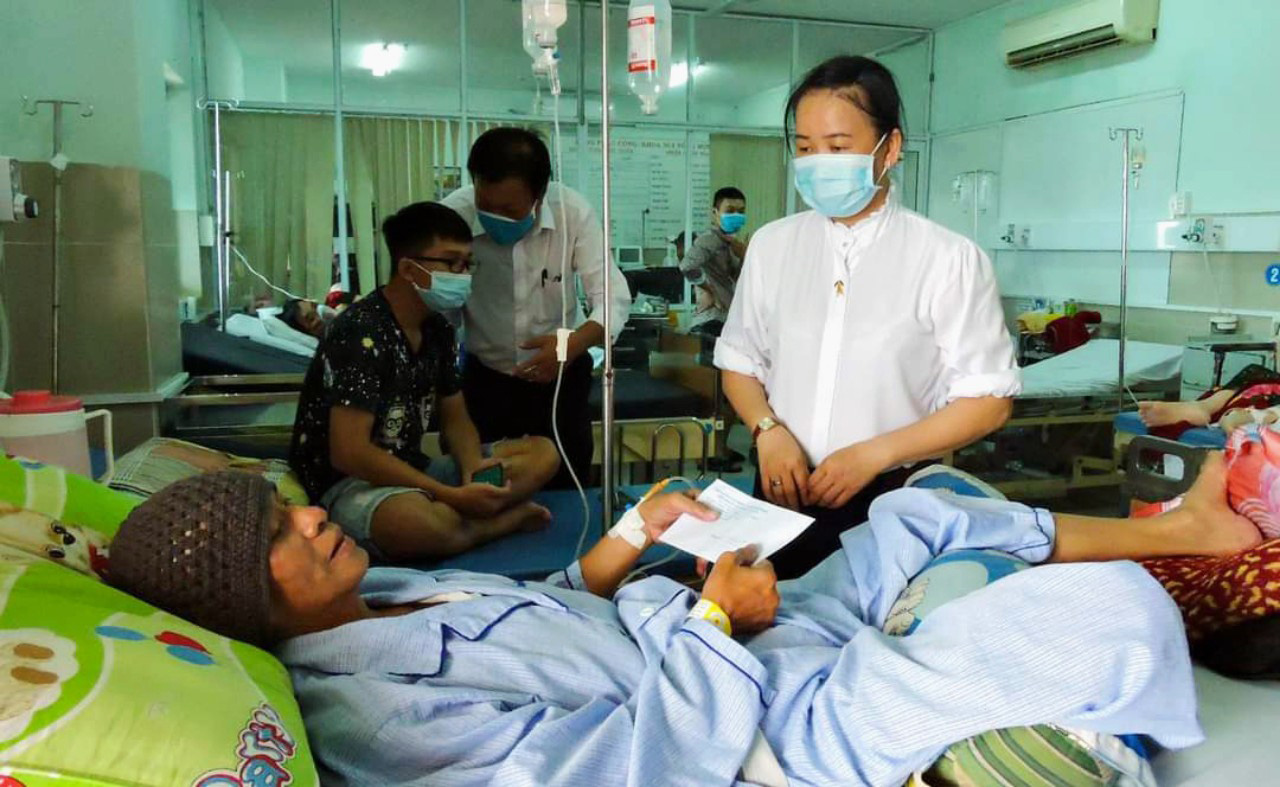 Chia sẻ với gia đ&igrave;nh đo&agrave;n vi&ecirc;n kh&oacute; khăn - Ảnh 1.