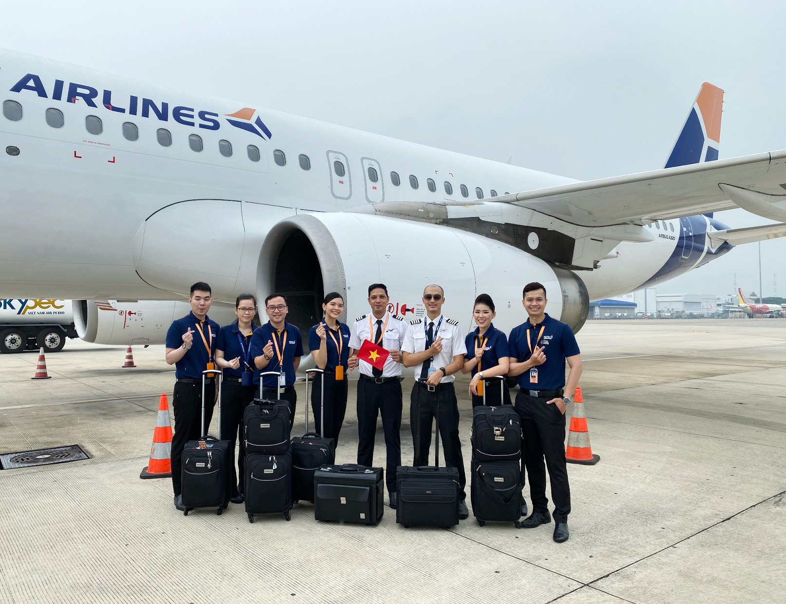S&acirc;n bay Cần Thơ đ&oacute;n 2 chuyến bay chở 360 người Việt từ Singapore - Ảnh 5.