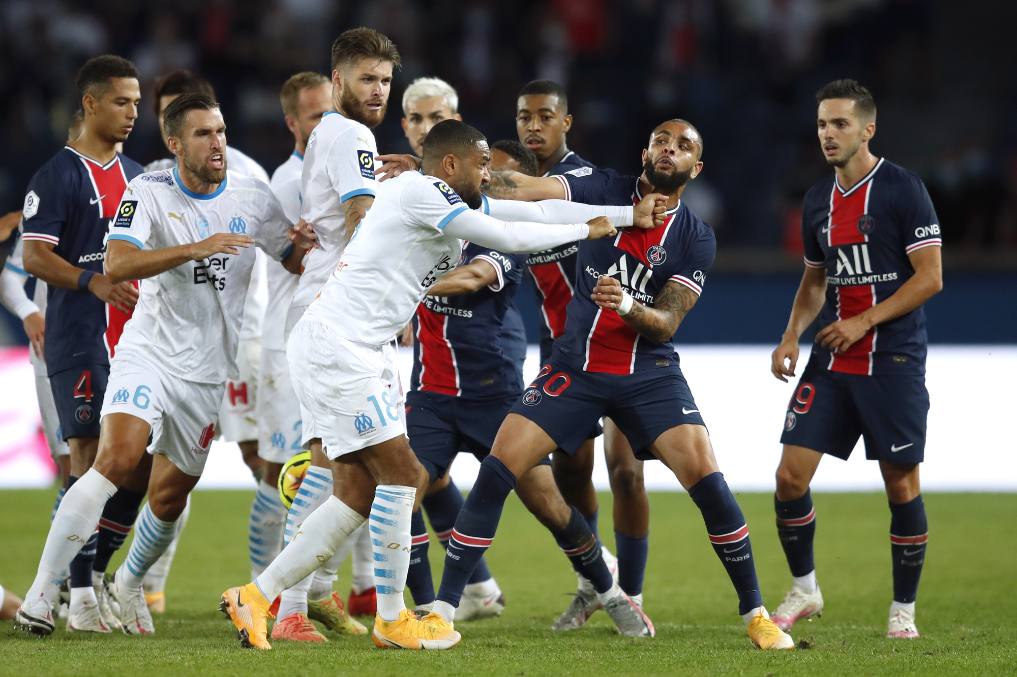Mưa thẻ đỏ ngày Neymar tái xuất, PSG gục ngã trước Marseille