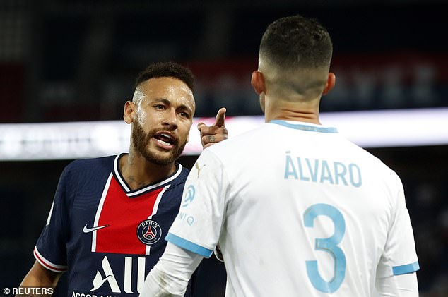 Nhận thẻ đỏ, Neymar hối tiếc vì không đánh đối phương