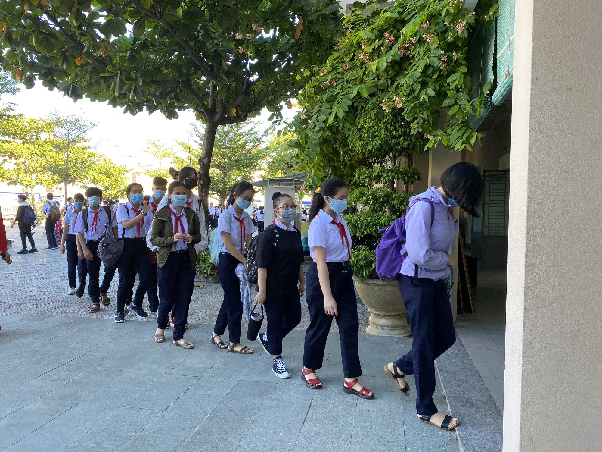 Đ&agrave; Nẵng: Học sinh mang th&ocirc;ng điệp &ldquo;5K&rdquo; đến trường, sau 1 tuần học trực tuyến - Ảnh 9.
