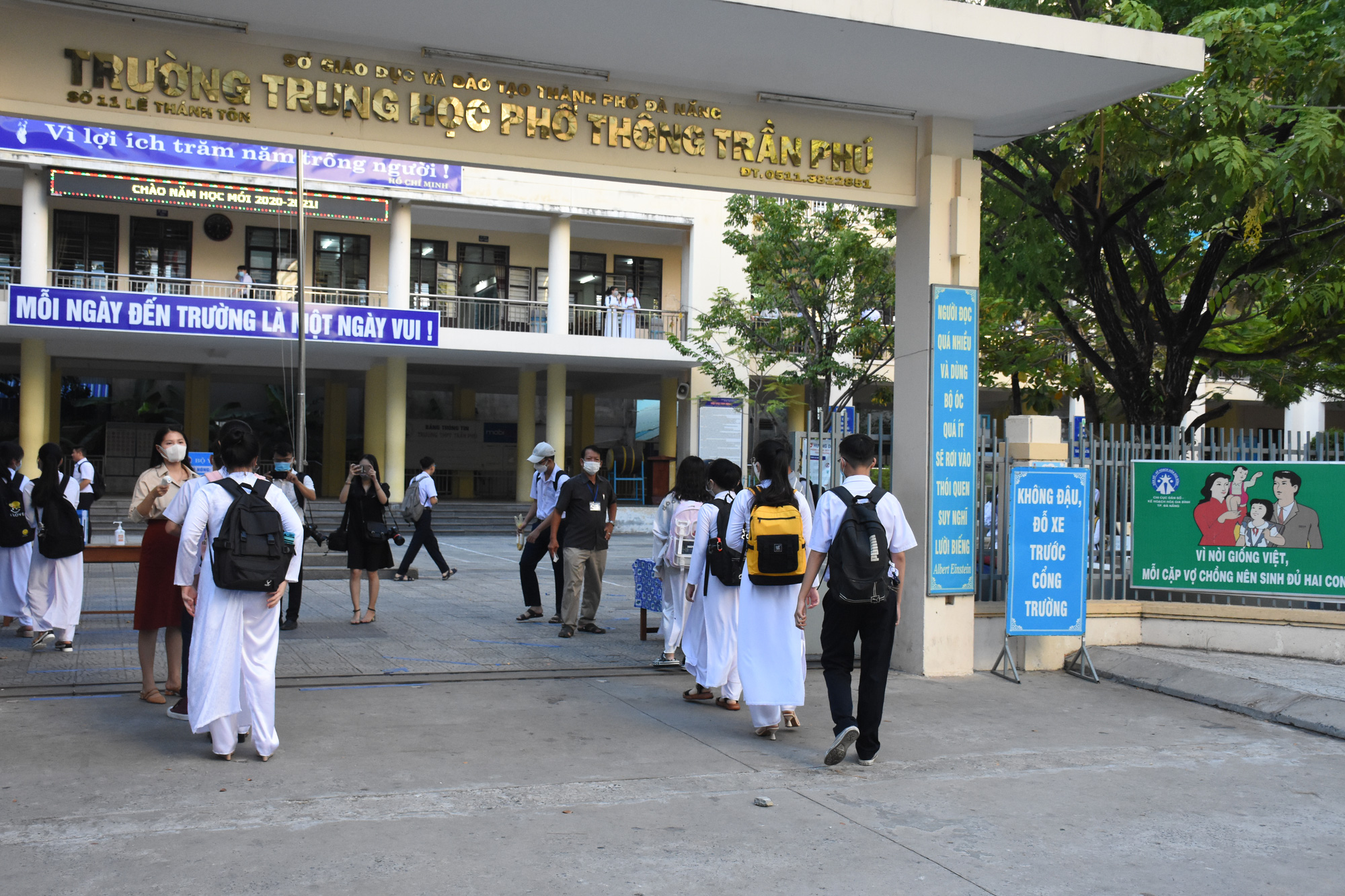 Đ&agrave; Nẵng: Học sinh mang th&ocirc;ng điệp &ldquo;5K&rdquo; đến trường, sau 1 tuần học trực tuyến - Ảnh 2.