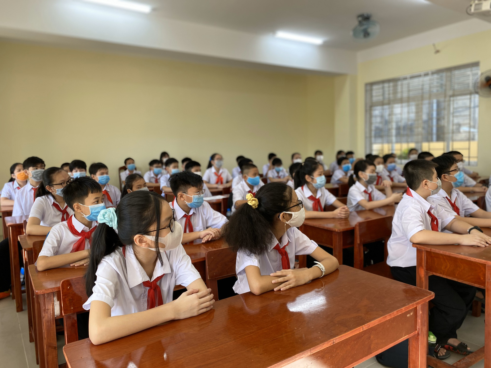 Đ&agrave; Nẵng: Học sinh mang th&ocirc;ng điệp &ldquo;5K&rdquo; đến trường, sau 1 tuần học trực tuyến - Ảnh 10.