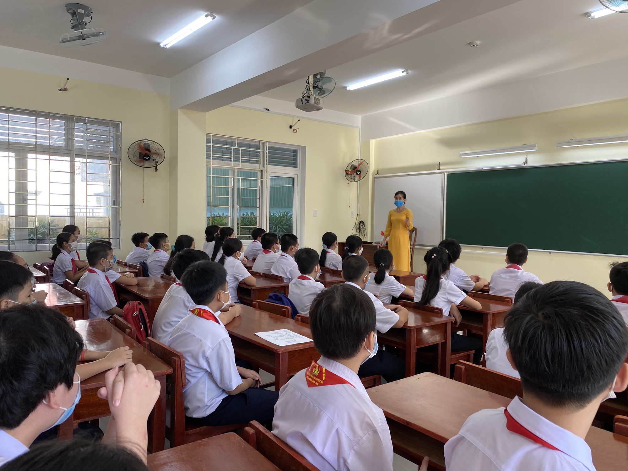 Đ&agrave; Nẵng: Học sinh mang th&ocirc;ng điệp &ldquo;5K&rdquo; đến trường, sau 1 tuần học trực tuyến - Ảnh 11.