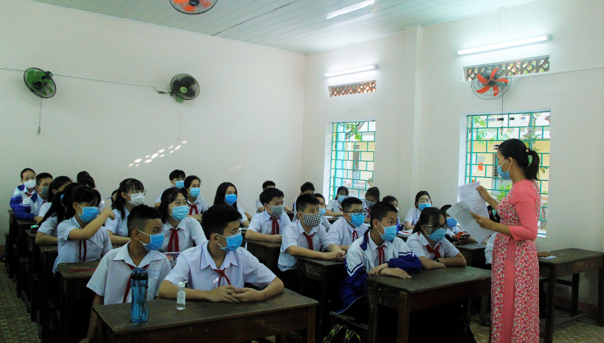 Đ&agrave; Nẵng: Học sinh mang th&ocirc;ng điệp &ldquo;5K&rdquo; đến trường, sau 1 tuần học trực tuyến - Ảnh 5.