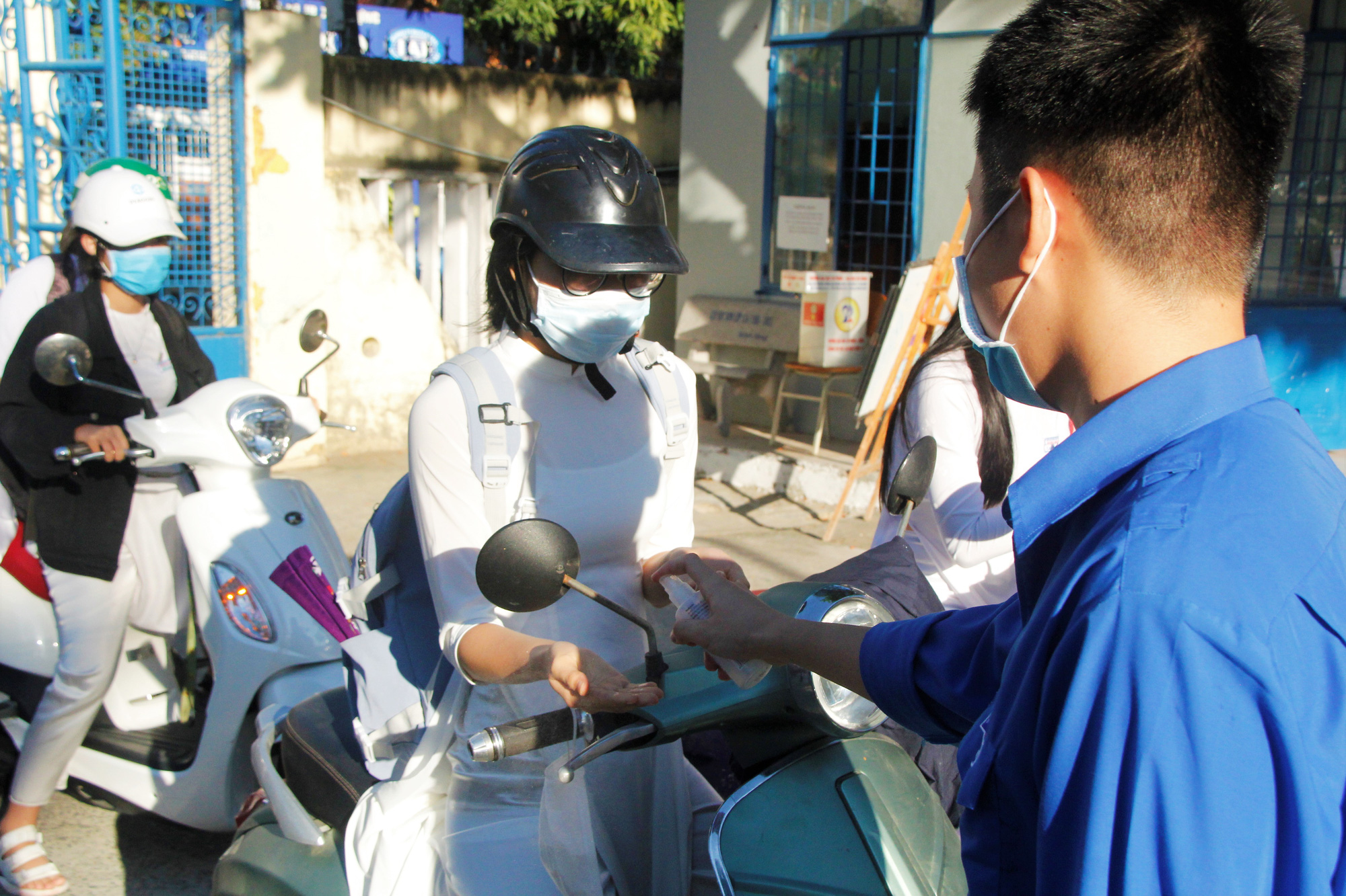 Đ&agrave; Nẵng: Học sinh mang th&ocirc;ng điệp &ldquo;5K&rdquo; đến trường, sau 1 tuần học trực tuyến - Ảnh 14.