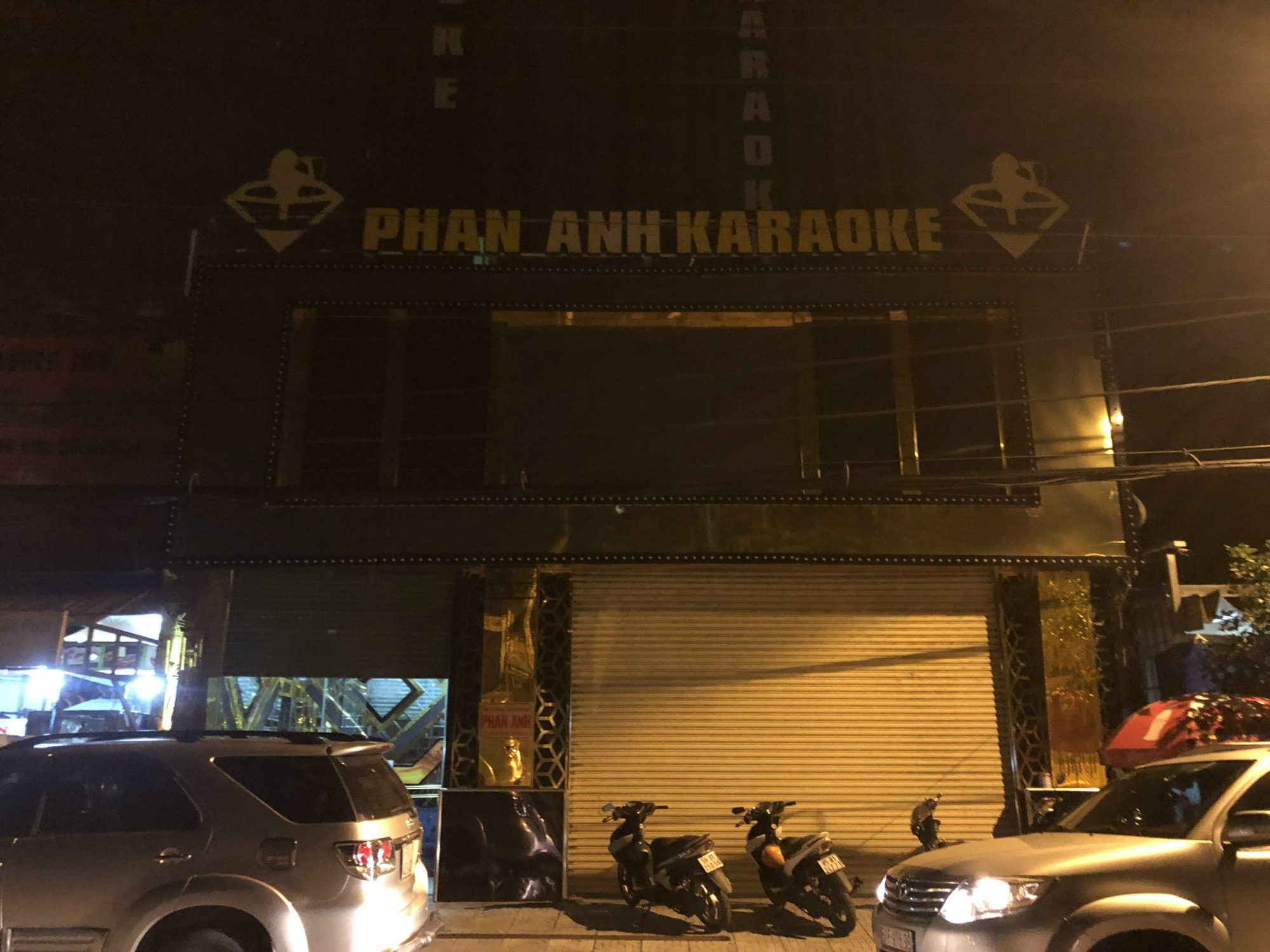 TP HCM: 33 người ph&ecirc; ma tu&yacute; trong qu&aacute;n karaoke rạng s&aacute;ng - Ảnh 2.