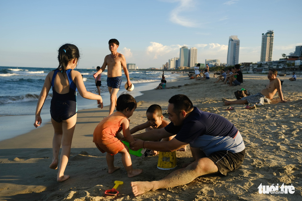 Biển Đ&agrave; Nẵng đ&ocirc;ng đ&uacute;c trở lại sau nhiều ng&agrave;y vắng b&oacute;ng người - Ảnh 5.