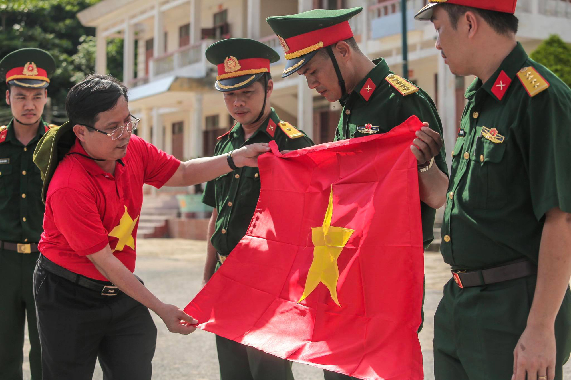 Một triệu lá cờ Tổ quốc cùng ngư dân bám biển đến với quân, dân đảo Bạch Long Vỹ anh hùng - Ảnh 7.
