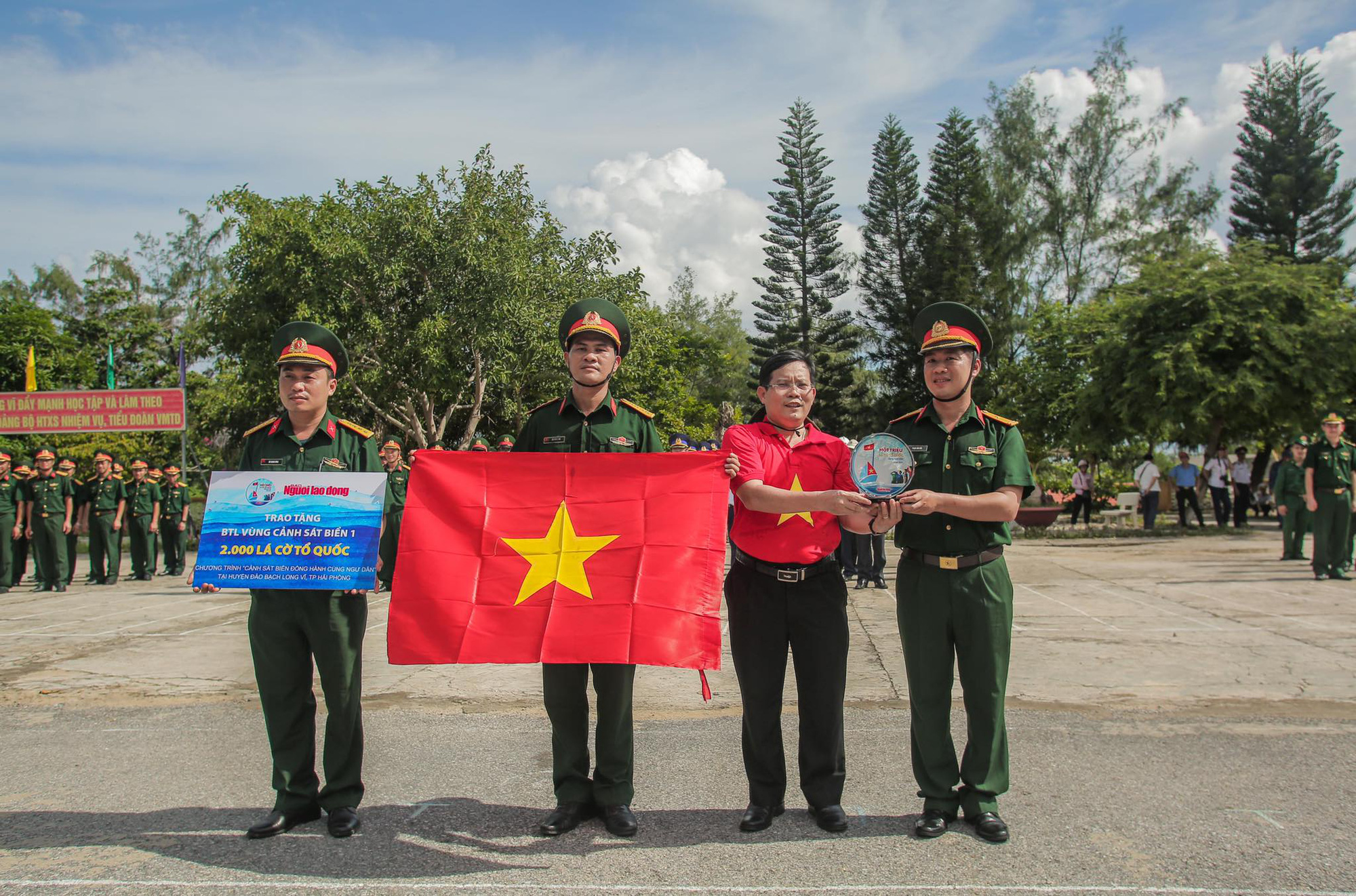 Một triệu lá cờ Tổ quốc cùng ngư dân bám biển đến với quân, dân đảo Bạch Long Vỹ anh hùng - Ảnh 5.
