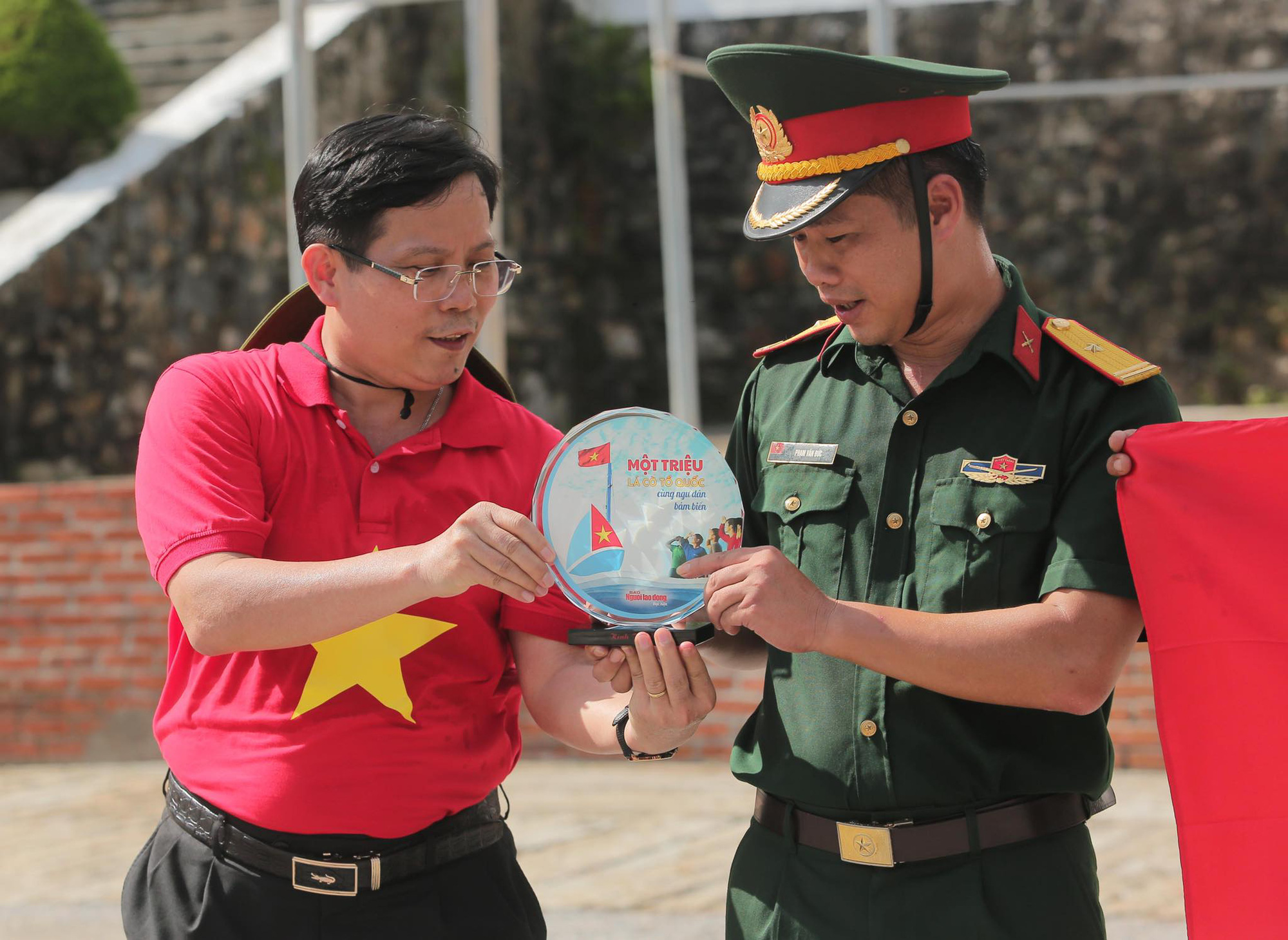 Một triệu lá cờ Tổ quốc cùng ngư dân bám biển đến với quân, dân đảo Bạch Long Vỹ anh hùng - Ảnh 8.