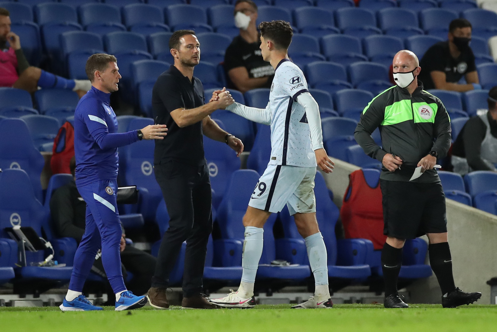 T&acirc;n binh của Chelsea bị ch&ecirc; tơi tả trong ng&agrave;y ra mắt  - Ảnh 3.