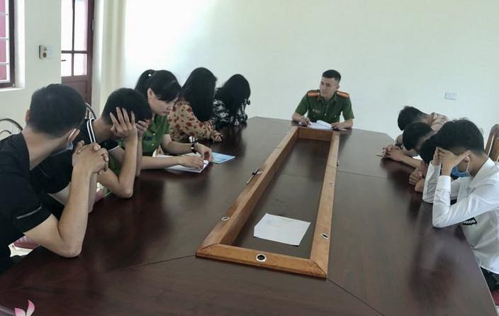 Kiểm tra nhà trọ, phát hiện 2 cô gái trẻ cùng 6 thanh niên đang phê ma túy - Ảnh 1.